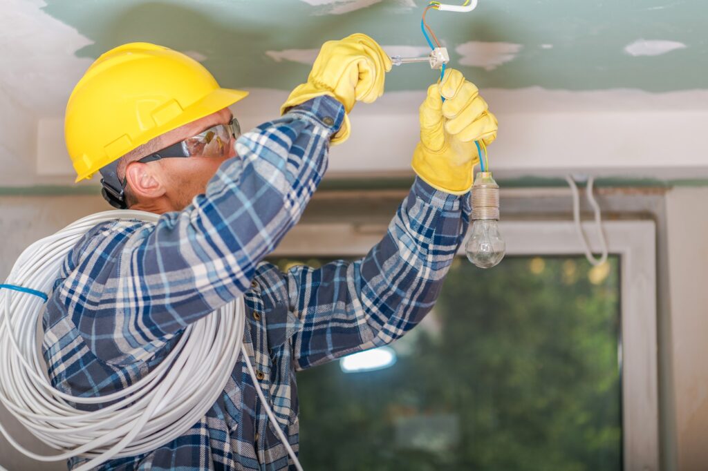 Maintenance et réparation électrique à Caen - caucasian-electrician-at-work.jpg -  (36)