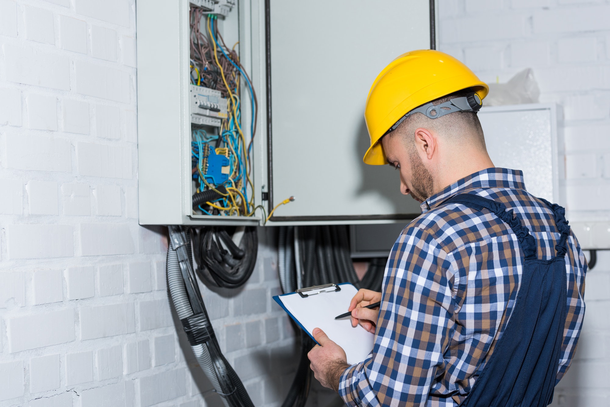 Maintenance et réparation électrique à Caen - professional-electrician-inspecting-wires-in-electrical-box.jpg -  (41)