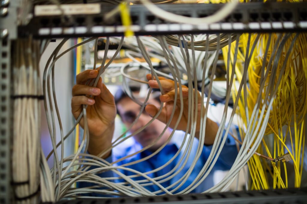 Électricien Calvados - technician-fixing-cable.jpg -  (31)